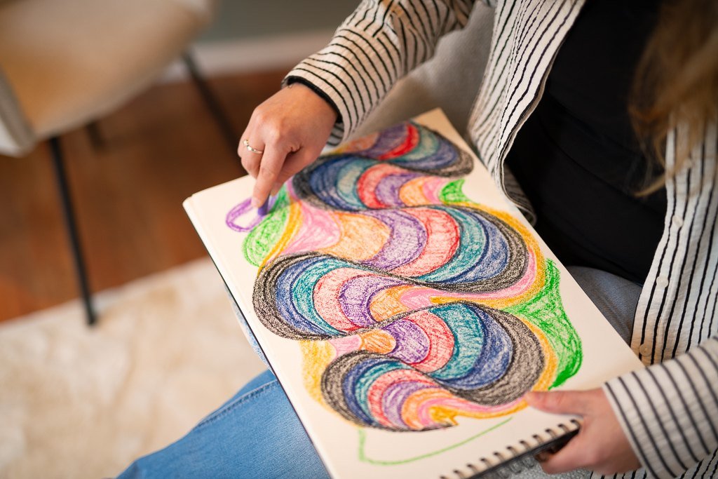 Kleurrijke oliepasteltekening uit een sessie creatieve expressie bij Praktijk Elune